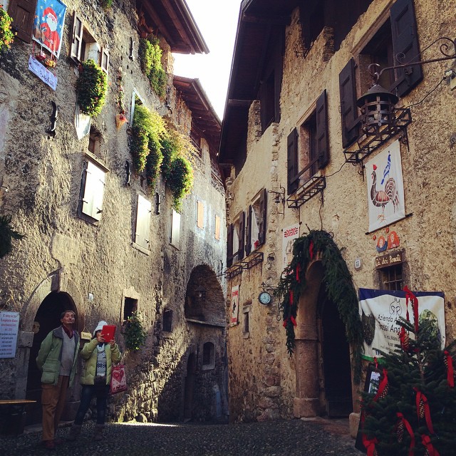 Annusare l'atmosfera natalizia in un vecchio borgo medievale