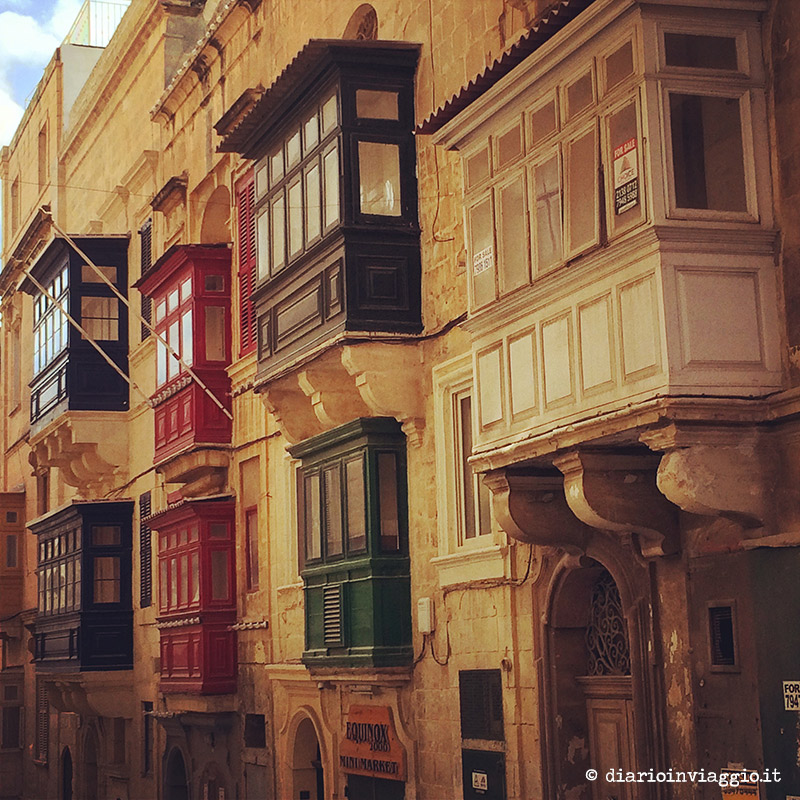 Le classiche finestre di legno a La Valletta, Malta