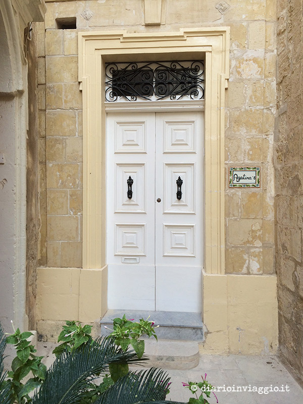 Porta candida di un'abitazione a Mdina, Malta