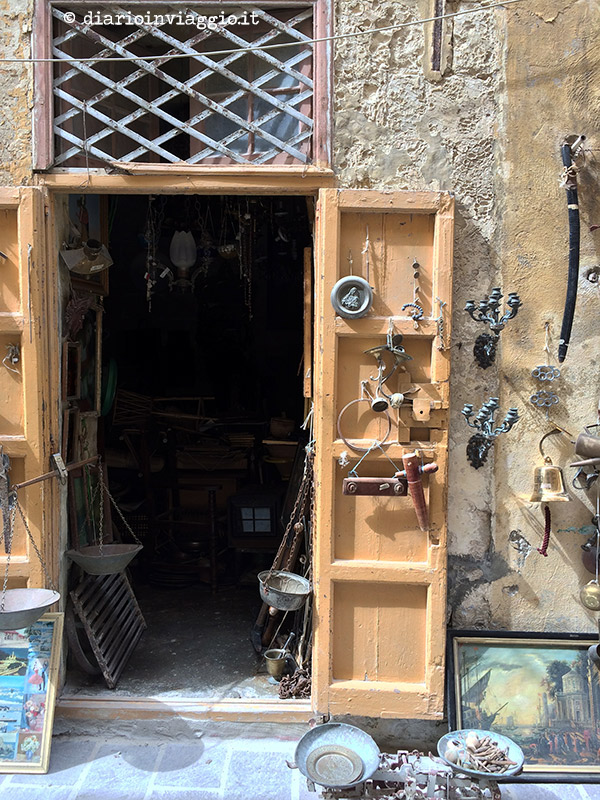 L'ingresso ad un negozietto di chicaglierie ed antichità a Victoria, Gozo