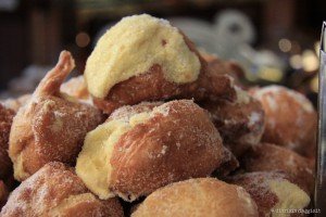 Dove mangiare le migliori Frittelle a Venezia: 5 Pasticcerie Storiche (Guida 2026) frittella crema pasticceria Venezia