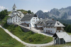 La via del Pellegrino: sentiero nella natura al Monte Lussari Il borgo del Monte Lussari con il santuario e le Alpi Giulie