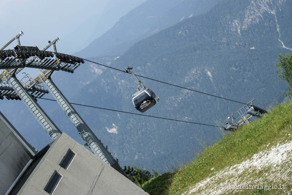 Cabina della telecabina in arrivo alla stazione in cima al Monte Lussari