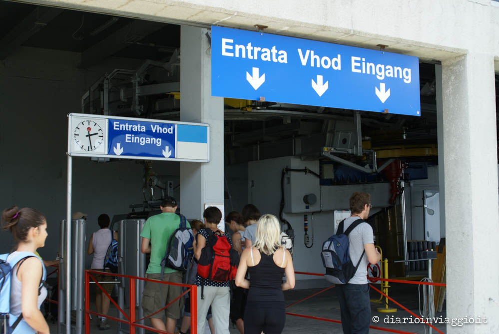Ingresso della stazione di partenza della telecabina del Monte Lussari