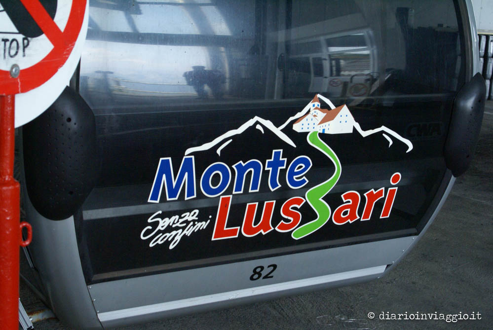 Cabina con il logo Monte Lussari della telecabina