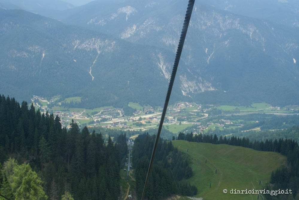 Vista sulla Valcanale e su Camporosso dalla telecabina del Monte Lussari