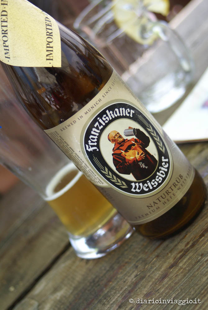 Birra fresca su un tavolo in terrazza al Monte Lussari
