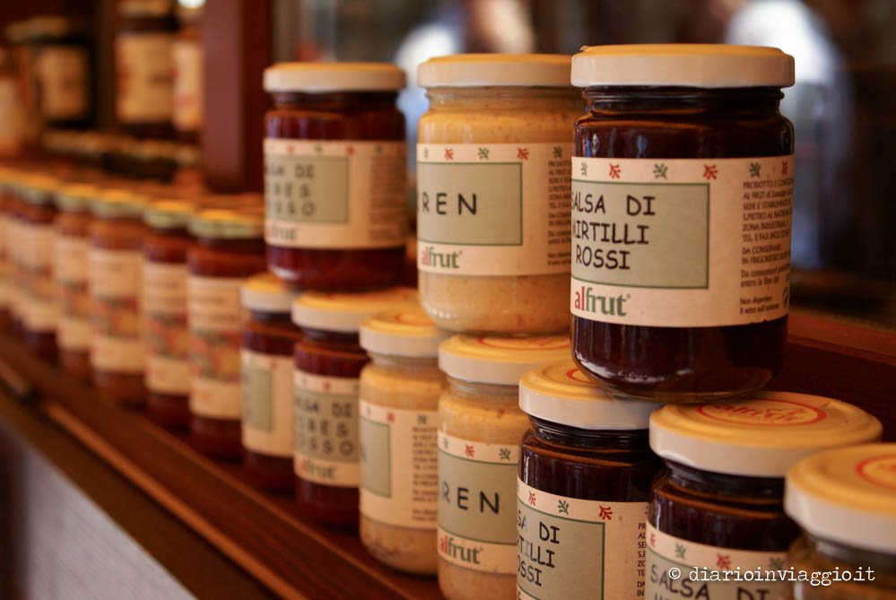 Barattoli di prodotti tipici in un negozio del borgo del Monte Lussari