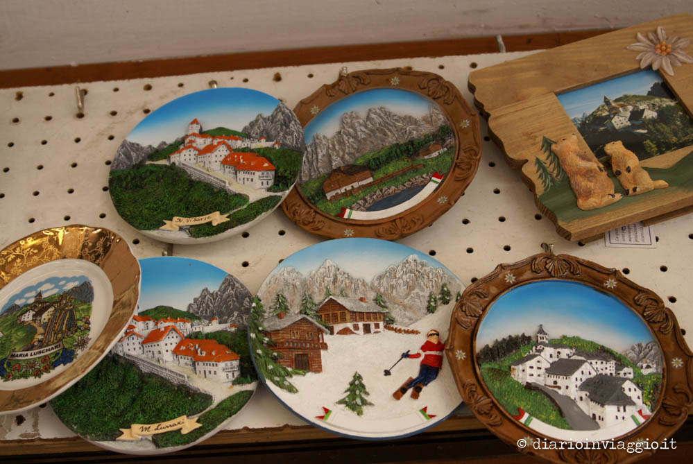 Piatti souvenir con le montagne del Tarvisiano