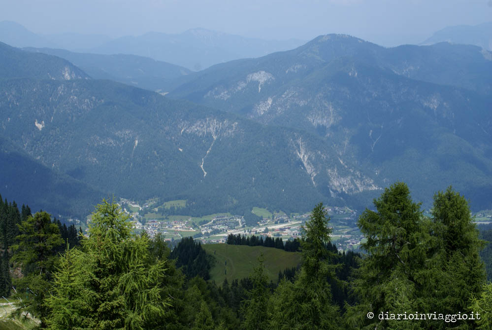 Panorama sulle montagne e sulla Valcanale dal Monte Lussari