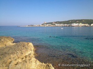 Mare cristallino e scogli sulla costa della Puglia