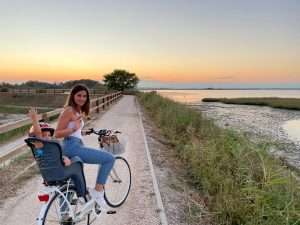 In bicicletta a Lignano Sabbiadoro, sul lungolaguna