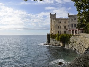 Cosa vedere in Friuli Venezia Giulia: un viaggio tra mare, colline e montagne Il Castello di Miramare affacciato sul mare di Trieste