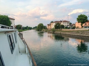 In barca sul fiume Lemene verso Concordia Sagittaria, con le case riflesse sull'acqua