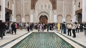 Cosa vedere a Marrakech in 3 giorni: itinerario e consigli di viaggio Marrakech in 3 giorni - Cortile della Medersa Ben Youssef a Marrakech con vasca a mosaici e turisti