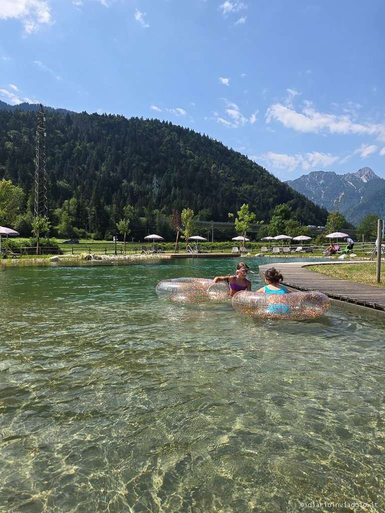 Area giochi per bambini con zattera in legno e fondale basso al Biolago di Camporosso