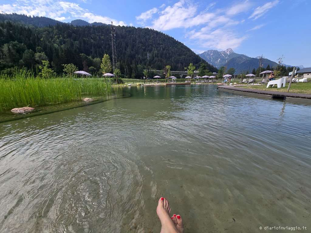 Vista panoramica del Nuovo Biolago di Camporosso immerso nel verde tra le montagne di Tarvisio