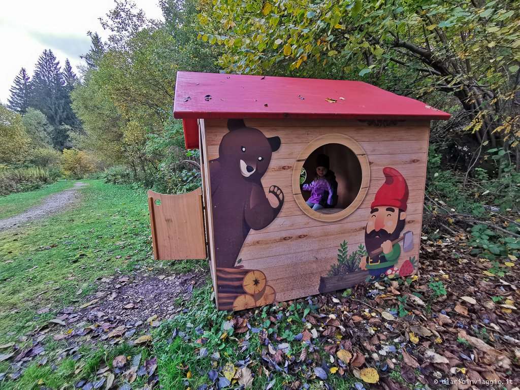 Piccola casetta di legno decorata lungo il Sentiero degli Gnomi a Tarvisio