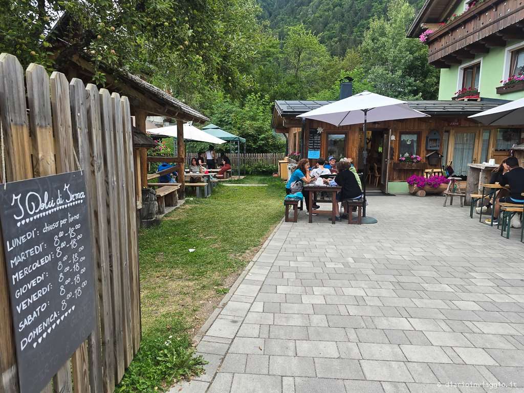 Ingresso del locale I Dolci di Irma nel borgo di Valbruna