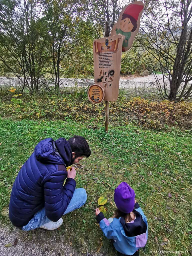 Momenti di gioco seguendo le indicazioni lungo il percorso degli gnomi a Tarvisio