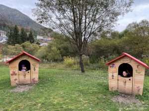 Tarvisiano con i bambini: passeggiate facili e attivita' a portata di piccoli sentiero-degli-gnomi-tarvisio-installazioni-legno