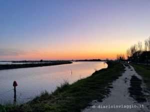 Itinerario nel Delta del Po in camper: 3 giorni a filo d'acqua tra Chioggia e Comacchio magico tramonto sulle valli di comacchio